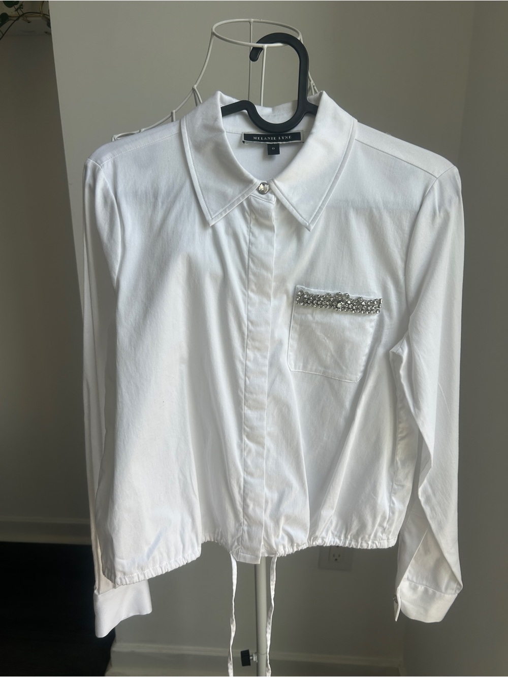 MELANIE LYNE White Button-Down Shirt with Embellished Pocket